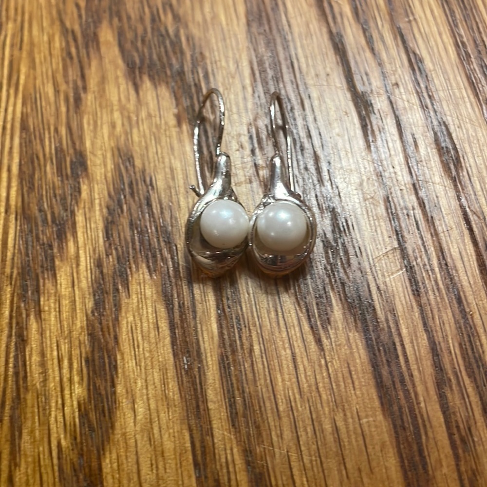 Vintage Dainty Silvery Pearl Cala Lilly Dangle Drop Earrings